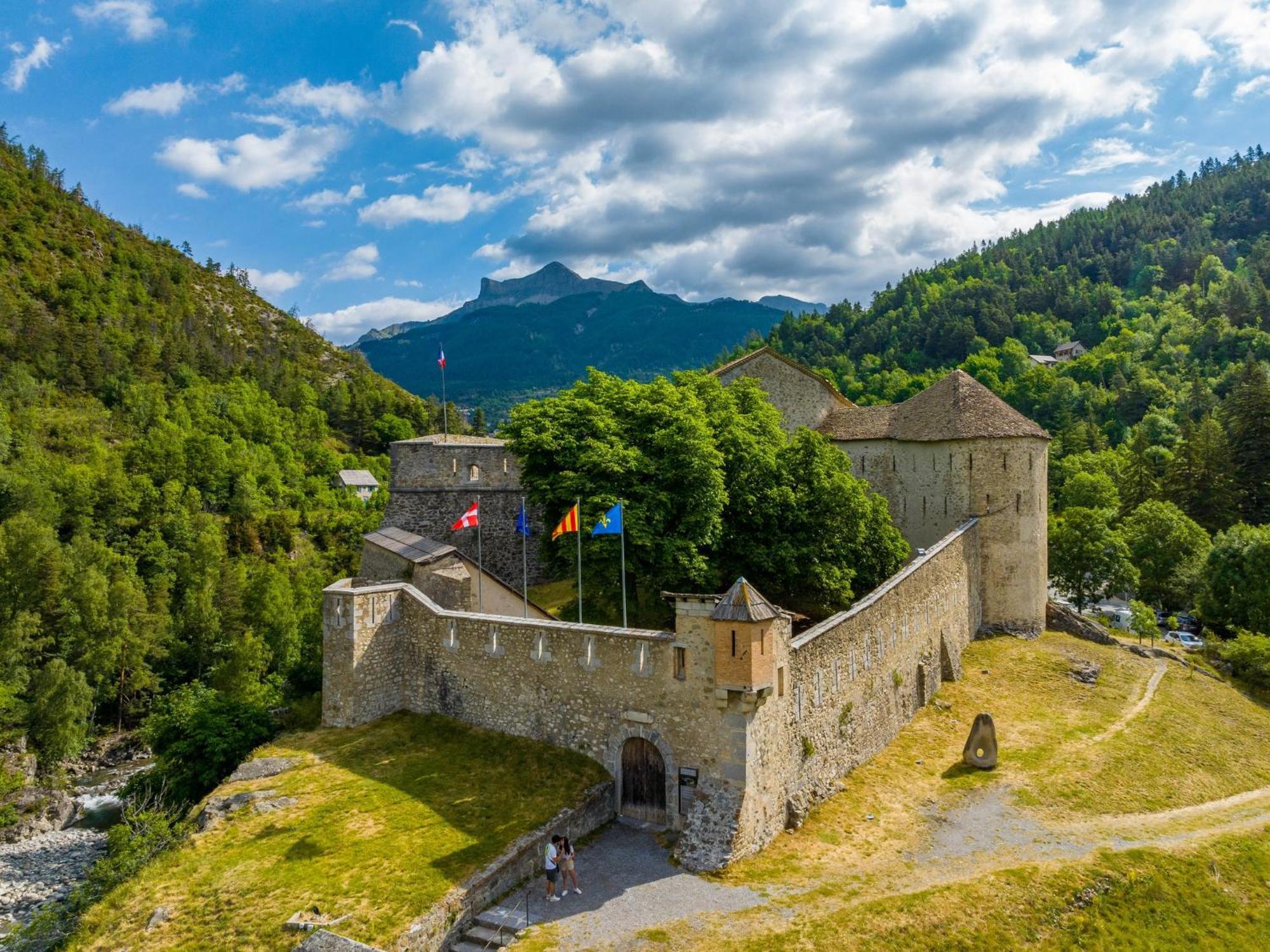 Maison Familiale Des Remparts Colmars Extérieur photo
